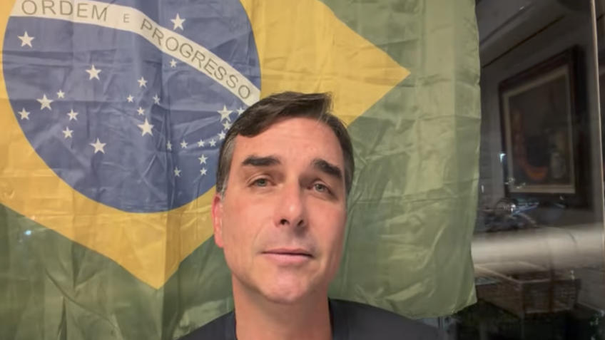 Flávio Bolsonaro critica decisão de Moraes sobre restrição a Jair