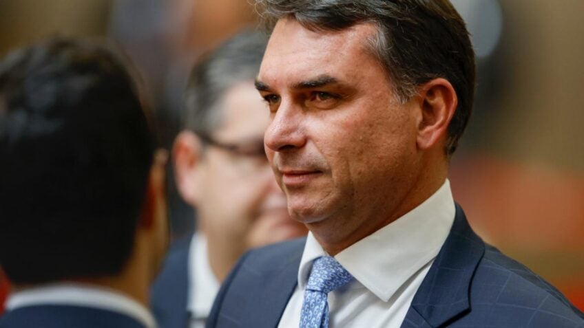 Flávio Bolsonaro critica Lula por proposta de tarifa contra produtos brasileiros