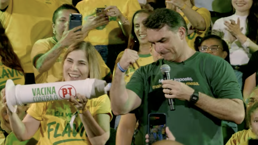 Flávio Bolsonaro promete acabar com o PT nas eleições de 2026