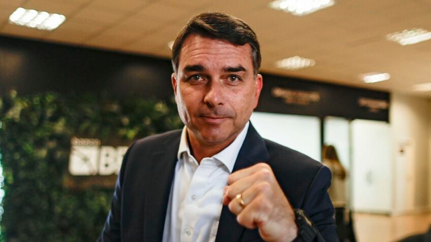 Flávio Bolsonaro propõe blindagem do Pix e adia tarifa sobre produtos brasileiros