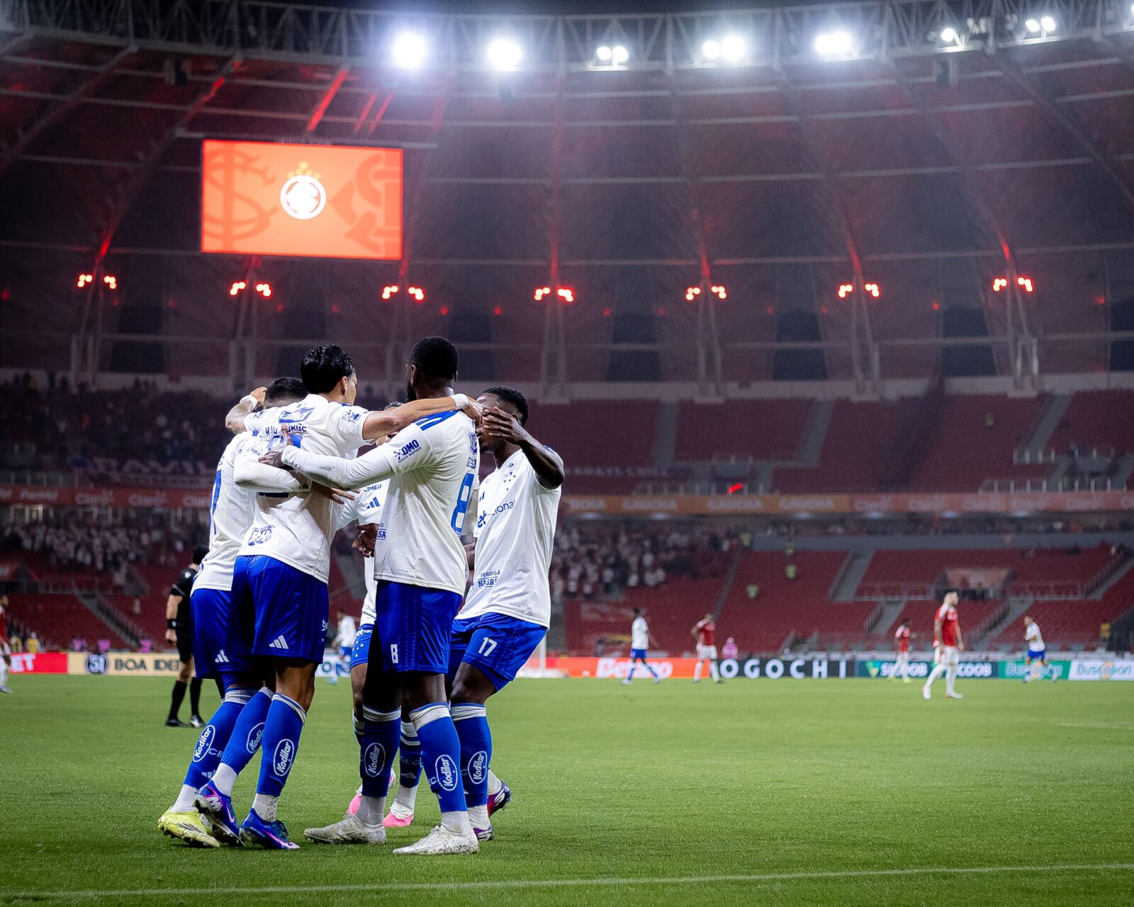 Flamengo goleia e visitantes dominam rodada do Brasileirão