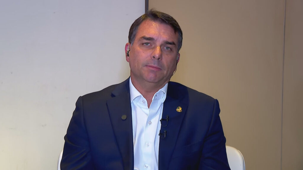 Flávio Bolsonaro nega questionamentos às urnas após reunião com embaixadores