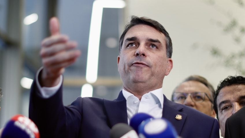 Flávio Bolsonaro recusa proteção da PF e critica possíveis infiltrações