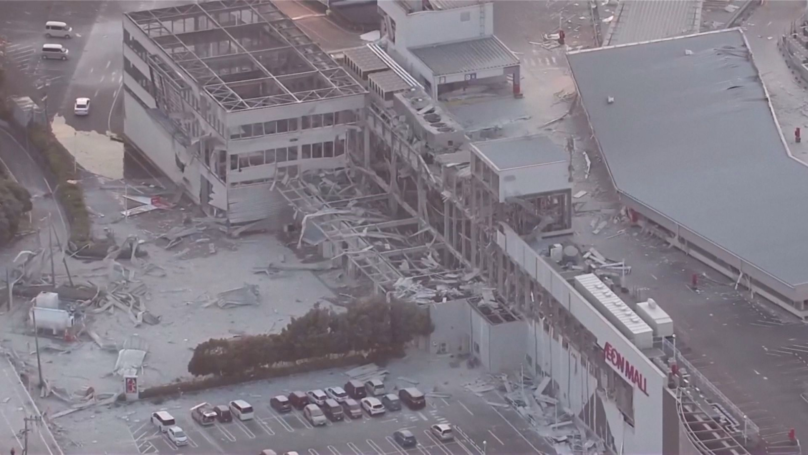 Forte tremor no Japão provoca desabamento parcial de shopping