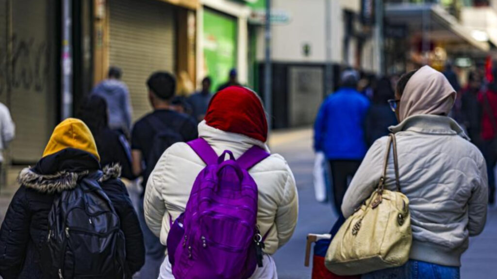 Frente fria traz queda de temperaturas e chuvas para o Centro-Sul do Brasil
