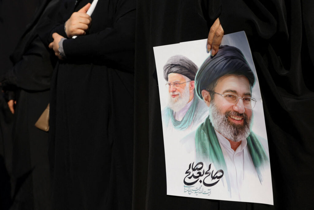 Funeral de Ali Khamenei encerra com expectativa sobre novo líder supremo