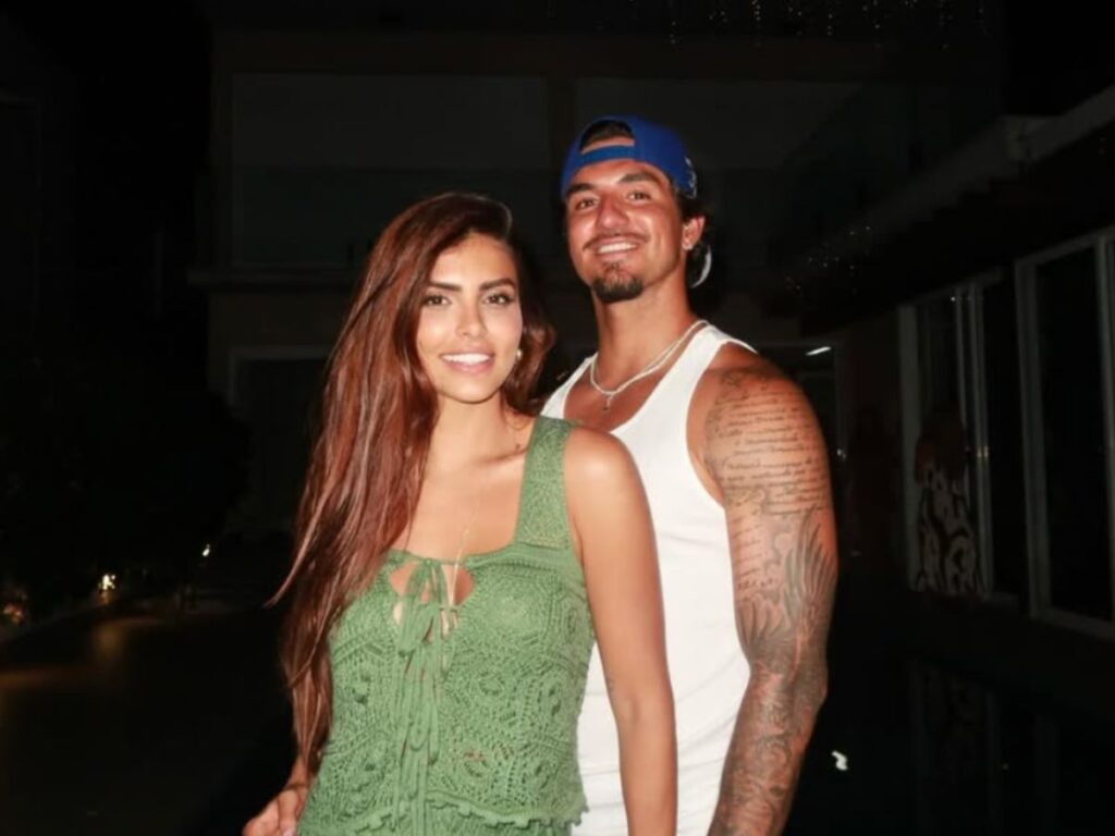 Gabriel Medina e Isabella Arantes anunciam noivado nas redes sociais