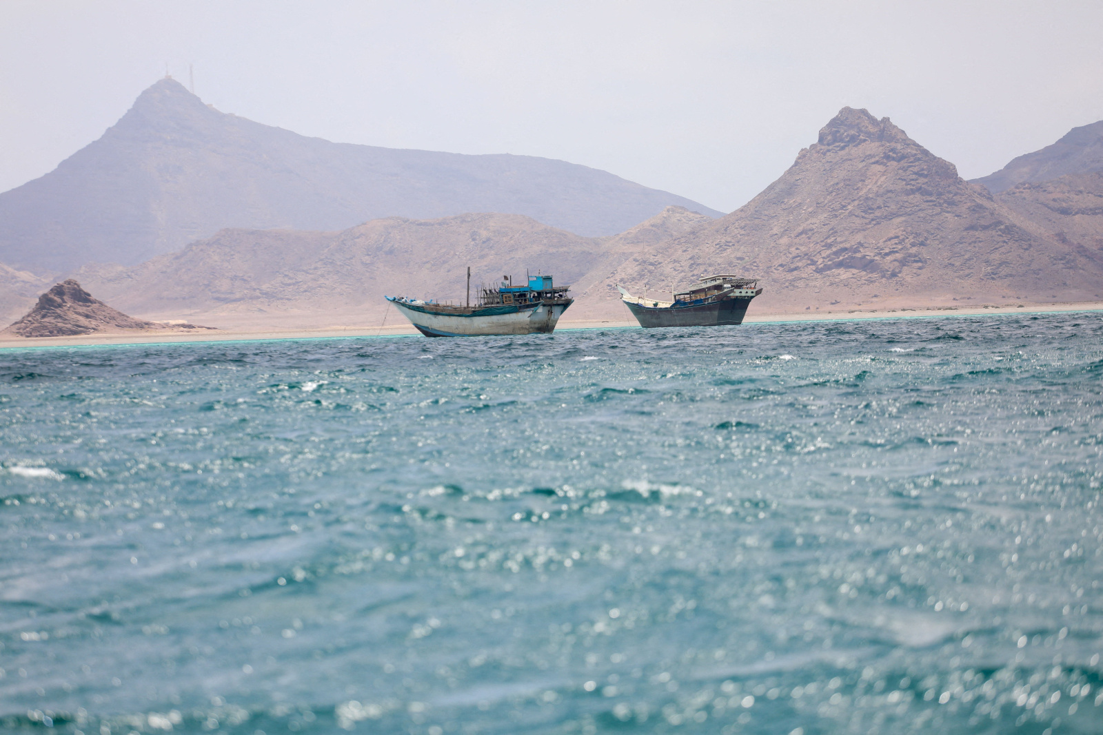 Houthis atingem navio-tanque saudita com mísseis no Mar Vermelho