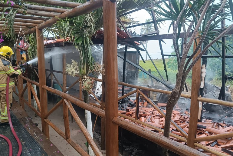Incêndio atinge bar e restaurante na Praia do Saco, em Estância