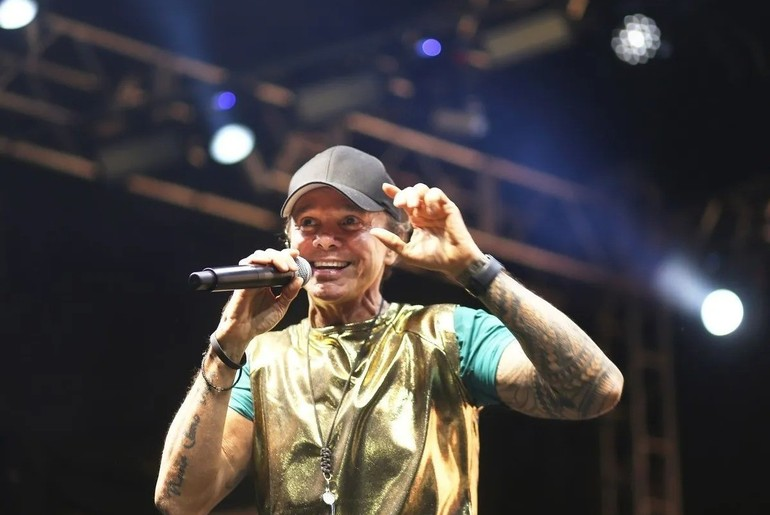 Cantor Netinho celebra 60 anos com lançamento de projeto audiovisual intimista