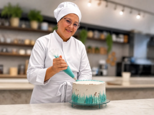 Empreendedora de Ribeirópolis ministra oficina gratuita de confeitaria para mães em Aracaju
