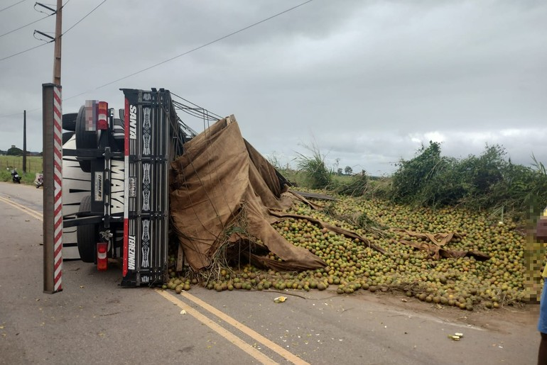 Caminhão tomba em rodovia entre Itabaianinha e Arauá