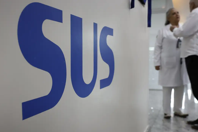 Brasil adquire tecnologia para produzir principal remédio contra o HIV