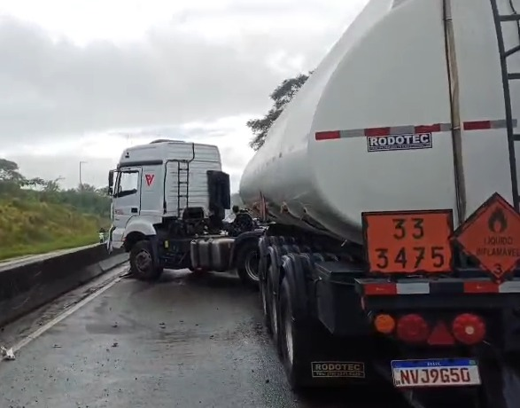 BR-101: Carreta colide com caminhão e bloqueia trecho em Itaporanga; pista é liberada nesta terça