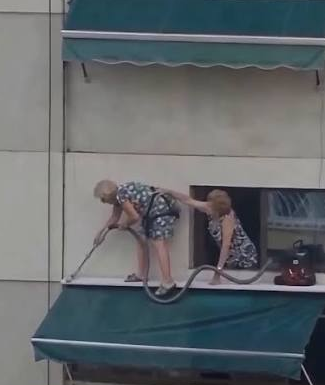 Vídeo de mulher limpando toldo no alto de prédio sem proteção viraliza nas redes