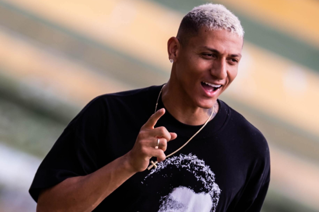 Gesto de Ouro: Richarlison doa R$ 60 mil e salva campanha de saúde de bebê