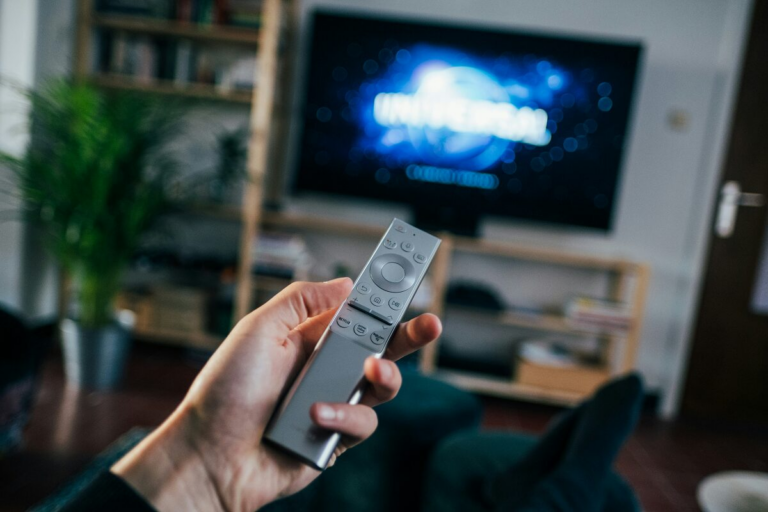 O Retorno da TV Aberta: Streaming mais caro faz público redescobrir os canais tradicionais