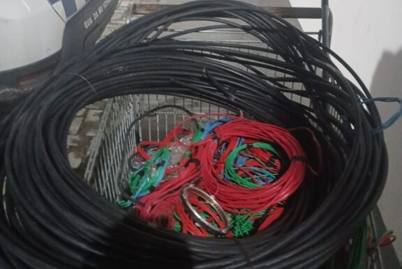 Três pessoas são presas suspeitas de furtar cerca de 120 quilos de fiação elétrica em Aracaju
