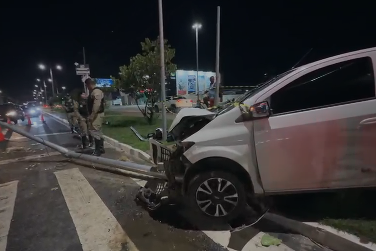 Carro invade ciclovia durante fuga policial e deixa dois ciclistas feridos em Aracaju