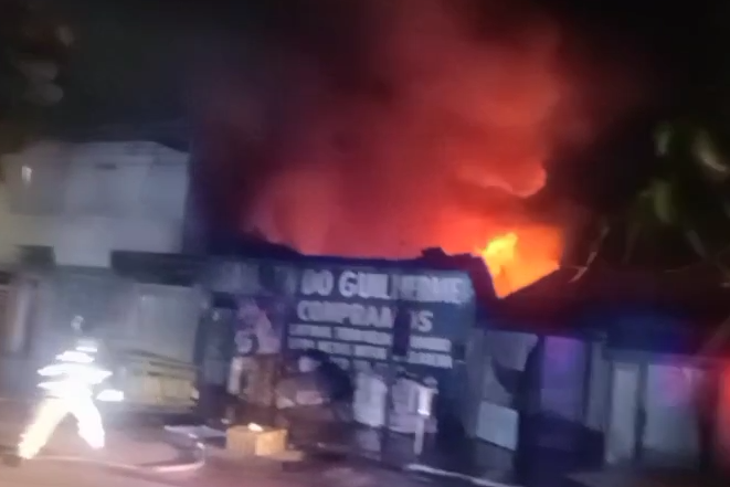 Incêndio de grandes proporções destrói ferro-velho e mobiliza forças de segurança na Barra dos Coqueiros
