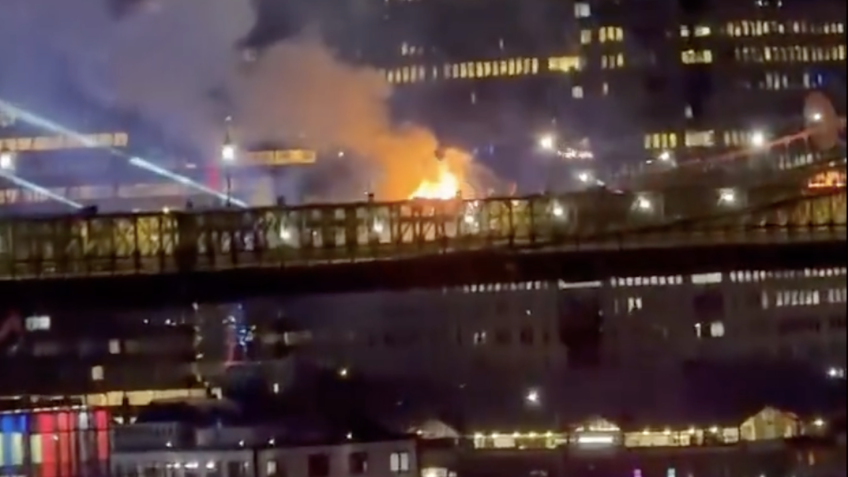 Incêndio atinge ponte do Brooklyn durante comemorações do Dia da Independência