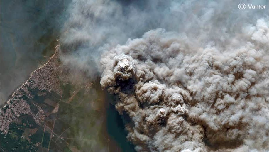 Incêndio em Lesbos obriga evacuação em Plomari; equipes combatem chamas