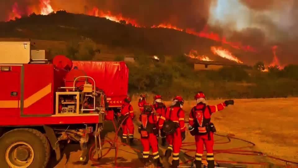 Incêndios forçam evacuação de 250 mil; bombeiros lutam para conter chamas