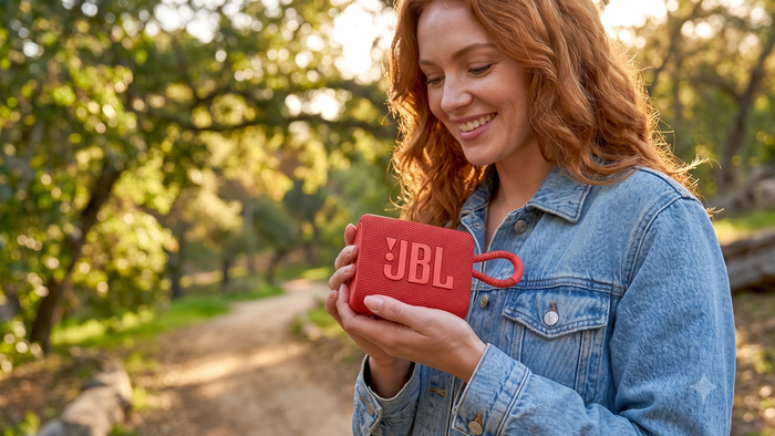 JBL Go 5: Portabilidade e Bateria Duradoura em Caixa de Som Compacta