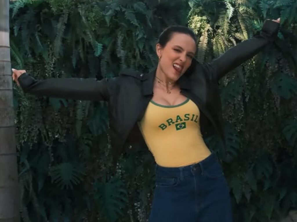 Larissa Manoela fala sobre desejo de voltar a cantar e novos projetos teatrais