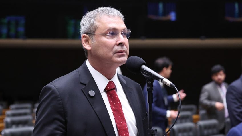 Lindbergh solicita revogação da prisão domiciliar de Jair Bolsonaro após carta