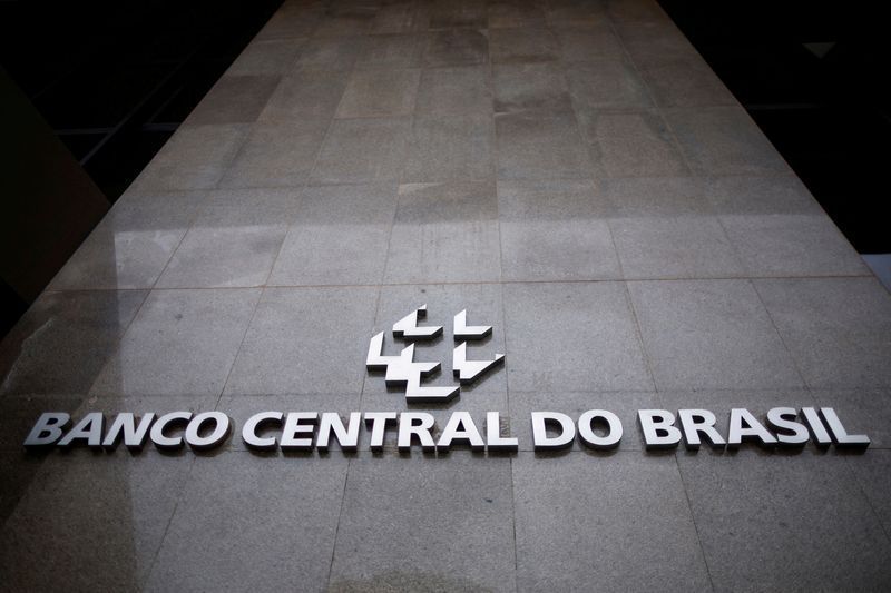 Mercado de trabalho aquecido pressiona inflação de serviços, diz BC