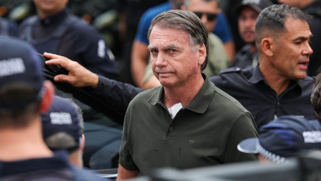 Moraes determina entrega de armas registradas em nome de Bolsonaro em 48 horas