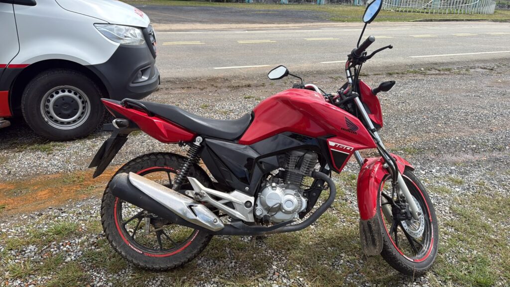 Mulher de 50 anos fica ferida em acidente de motocicleta na SE-270 em Simão Dias