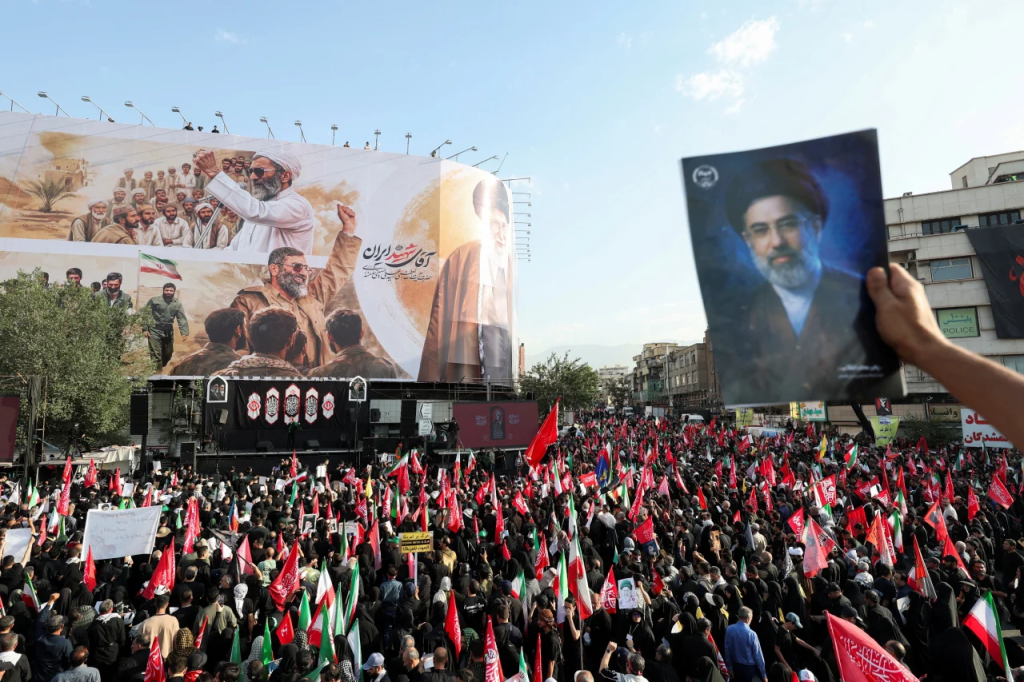 Multidão se reúne em Teerã para funeral do aiatolá Ali Khamenei