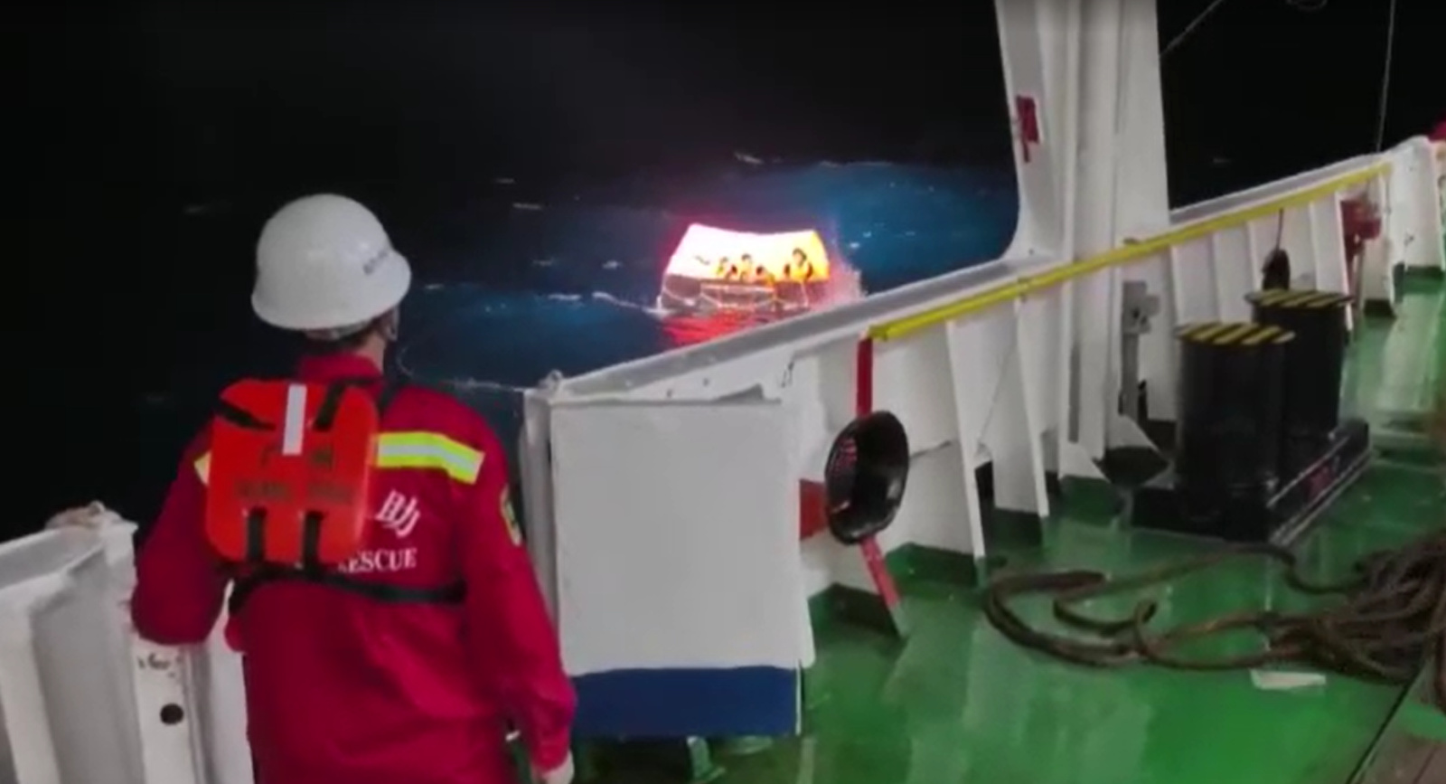 Navio vietnamita afunda no Mar do Sul da China; 17 seguem desaparecidos