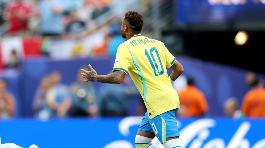 Neymar iguala Pelé ao marcar em quatro Copas do Mundo, apesar da eliminação