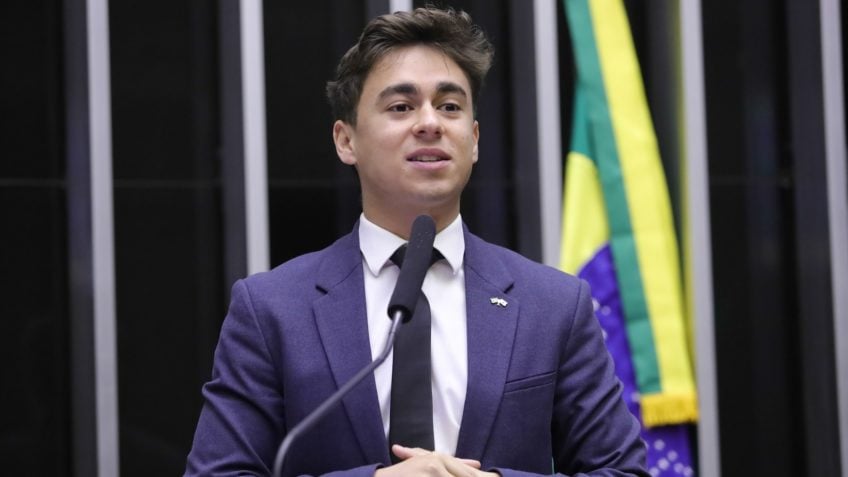 Nikolas Ferreira critica decisão de Moraes e defende Flávio Bolsonaro