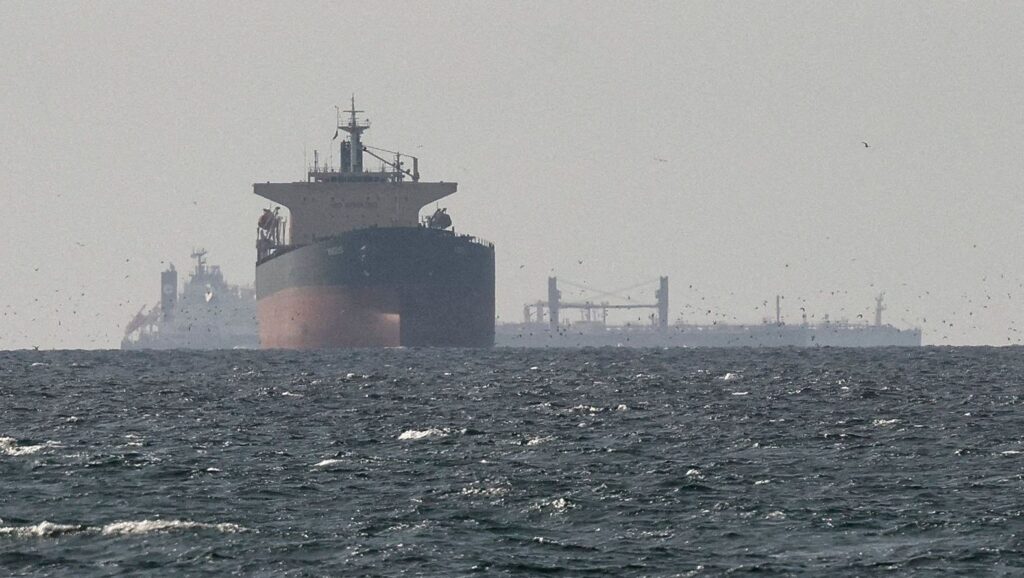 Petroleiro é atingido por míssil no Estreito de Ormuz, diz agência marítima