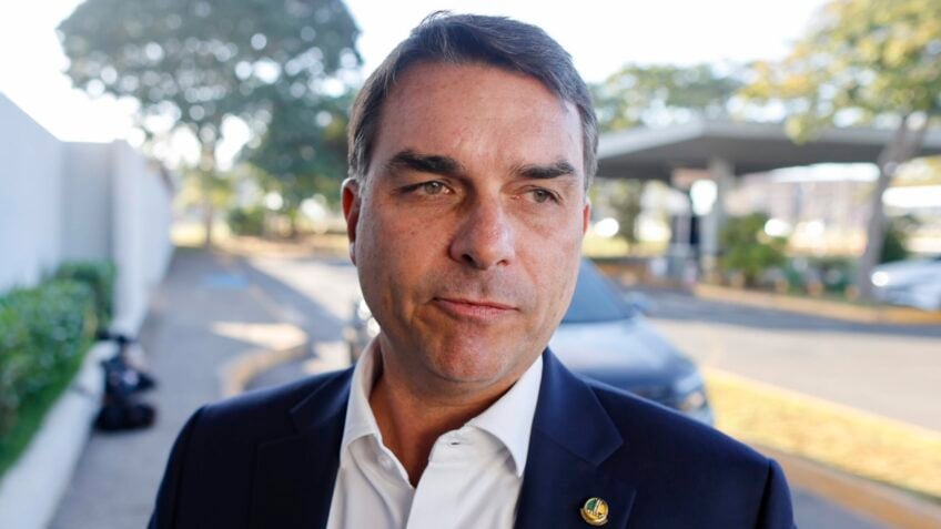 PL pede investigação sobre rede de 20 mil perfis falsos contra Flávio Bolsonaro