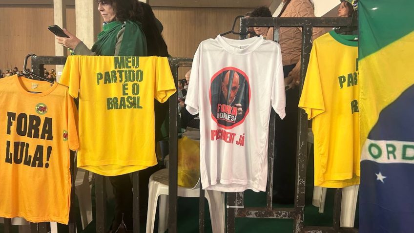PL vende camisetas e bonés de Flávio Bolsonaro por R$50
