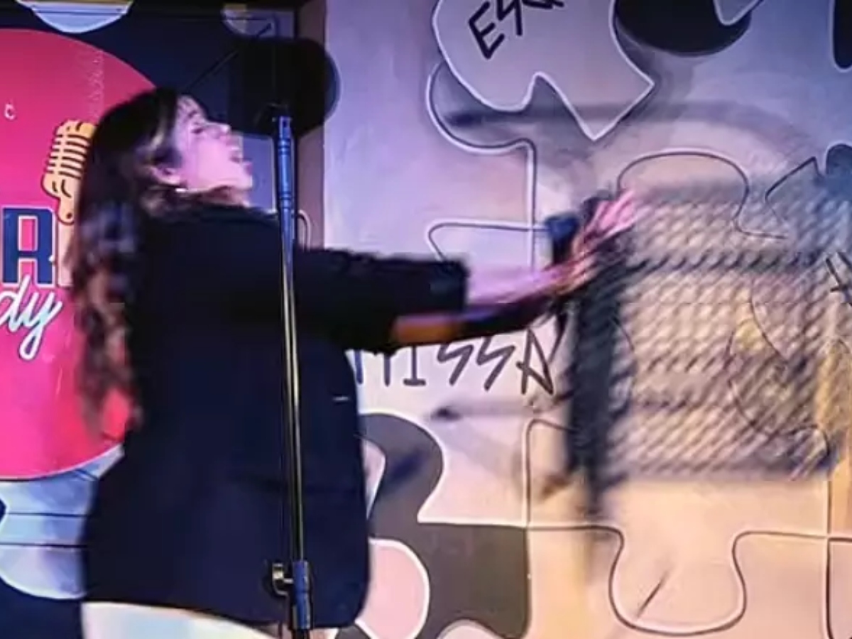 Polícia indicia mulher que atacou comediante durante show em Florianópolis