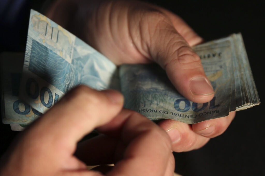 Preços do petróleo sobem com tensão no Oriente Médio e pedágio dos EUA