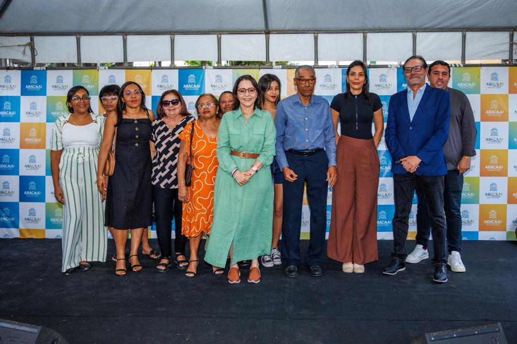 Prefeita Emília Corrêa entrega calçadão urbanizado na Avenida Augusto Franco