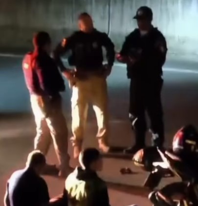 PRF prende dois homens armados flagrados saqueando carga de carreta em chamas na BR-101