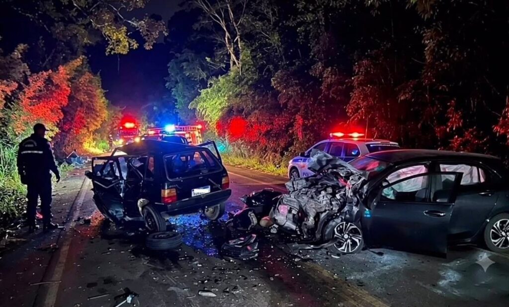 Quatro mortos em grave colisão entre carros em Ipanema, Minas Gerais