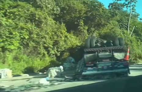 Caminhão com materiais recicláveis tomba e deixa trânsito lento na BR-101, em Laranjeiras