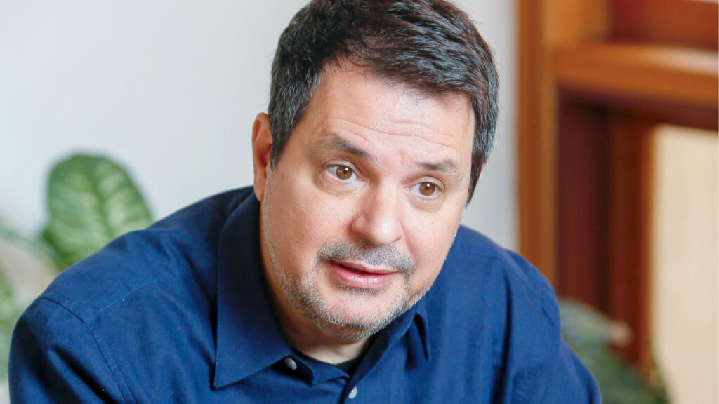 Renan Santos critica Flávio Bolsonaro por declarações sobre urnas eletrônicas