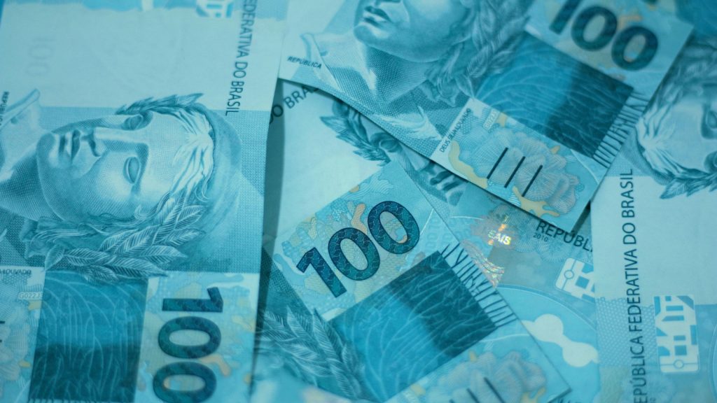 Risco Econômico no Brasil Aumenta com Anúncios Eleitorais, Afirma Arko Advice