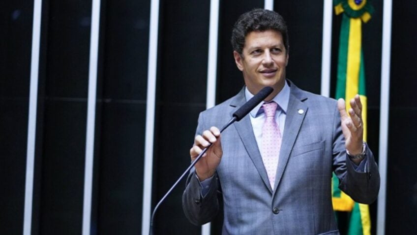 Salles afirma gratidão a Bolsonaro, mas nega apoio automático às suas posições