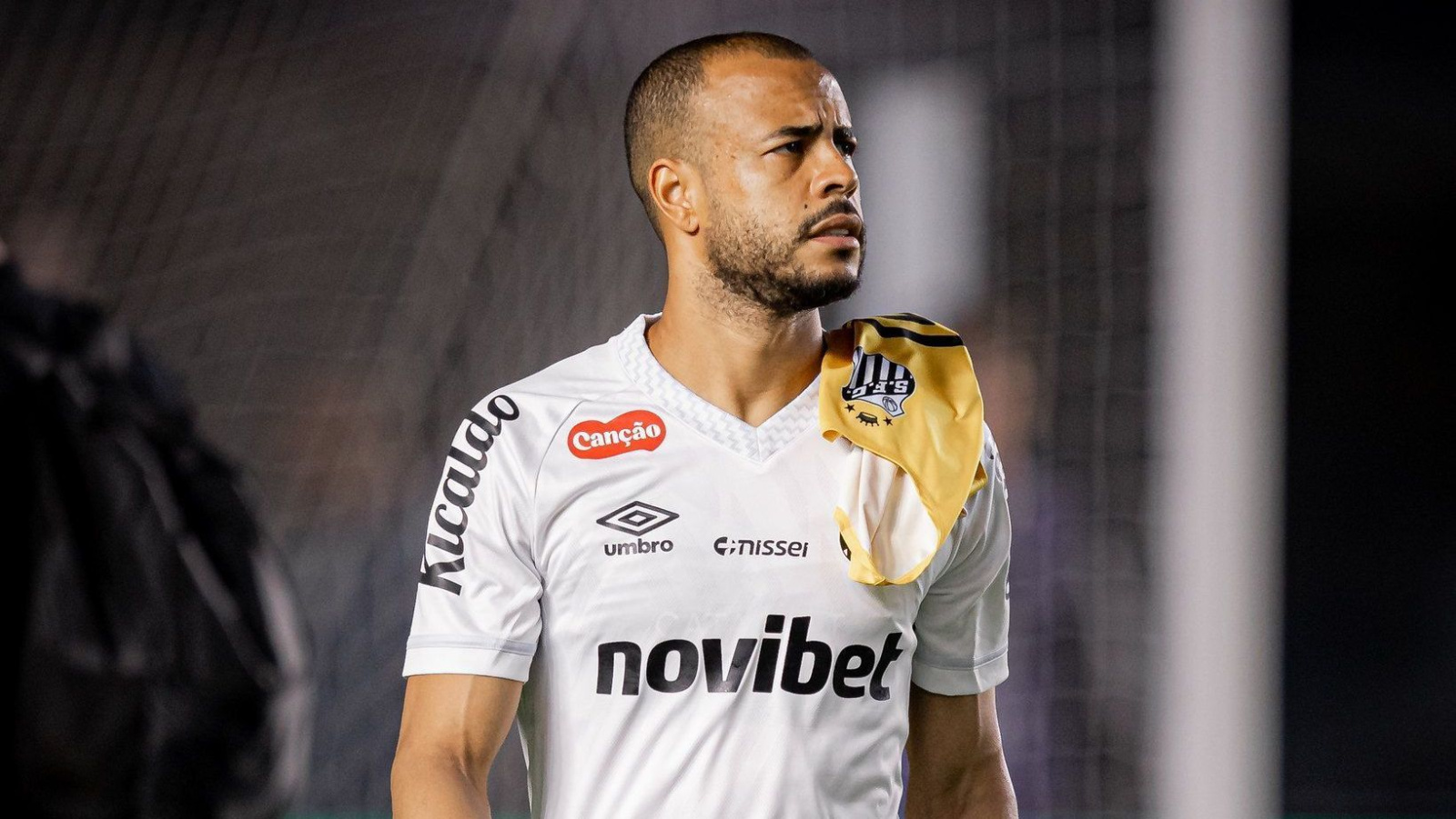 Santos não fecha rescisão com Mayke; jogador treina isolado